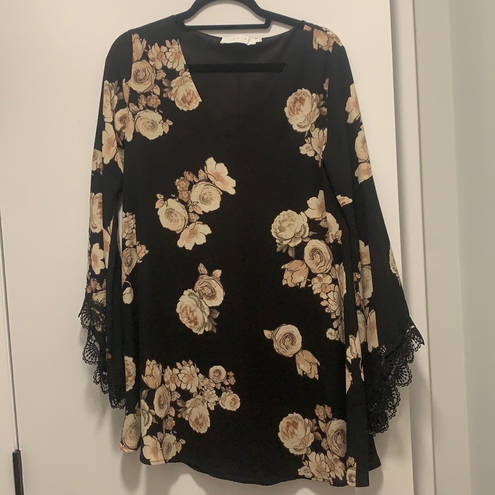 ASTR vneck bell bottom sleeve dress size S